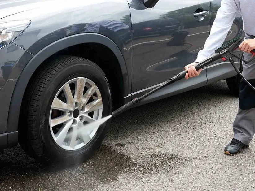Nettoyeur haute pression Parkside en utilisation pour nettoyer une roue de voiture