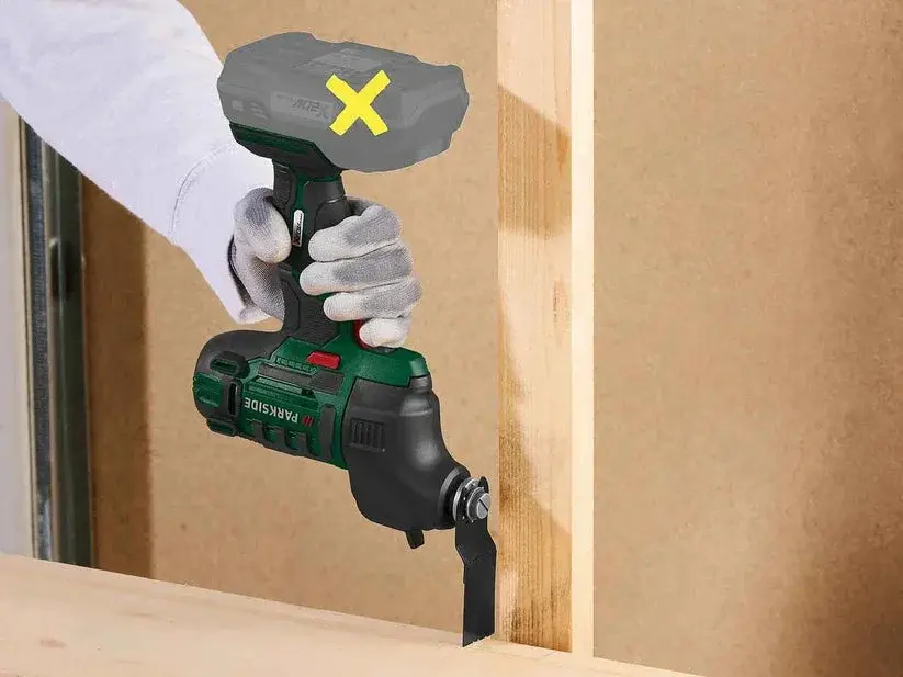Utensile multifunzionale PARKSIDE in uso per tagliare legno