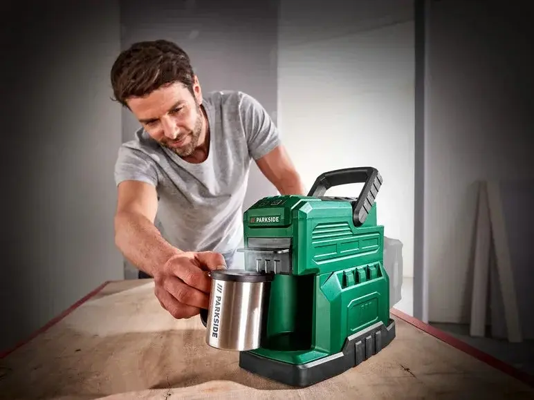 Homme utilisant la machine à café Parkside sans fil