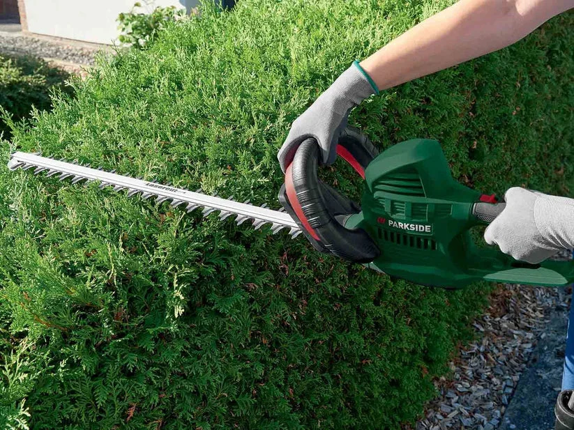 PARKSIDE Cesoia elettrica 650 W - In uso su siepe
